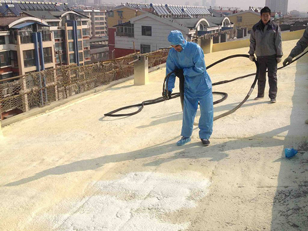 建筑防水保温一体化施工团队作业.jpg